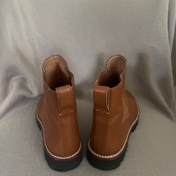 Madewell Size 8 Brown leather Chelsea style boot - Picture 2 of 3